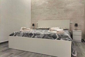 2 Schlafzimmer, Schreibtisch, Reisekinderbett, kostenloses WLAN