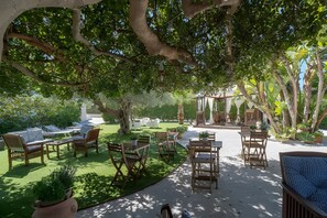 Outdoor dining - Double Room with Shared Terrace, Wi-Fi and Air Conditioning (Marzamemi)