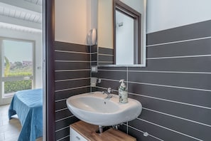 Shower, hair dryer, towels - Double Room with Shared Terrace, Wi-Fi and Air Conditioning (Marzamemi)