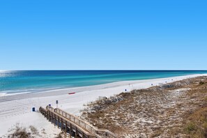 On the beach, sun loungers - CRYSTAL SANDS, 2 BR, Gulf Front, Renovated, Beach Service, Pool, Grill (Destin)