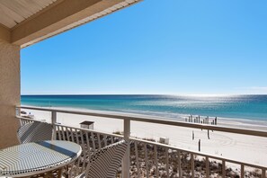 Outdoor dining - CRYSTAL SANDS, 2 BR, Gulf Front, Renovated, Beach Service, Pool, Grill (Destin)
