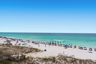 CRYSTAL SANDS, 2 BR, Gulf Front, Renovated, Beach Service, Pool, Grill