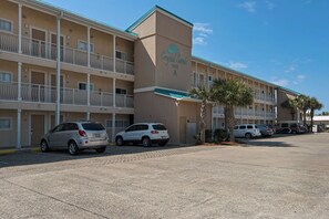 Exterior - CRYSTAL SANDS, 2 BR, Gulf Front, Renovated, Beach Service, Pool, Grill (Destin)