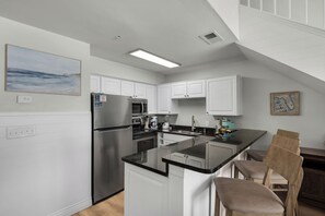 Fridge, microwave, oven, stovetop - CRYSTAL SANDS, 2 BR, Gulf Front, Renovated, Beach Service, Pool, Grill (Destin)