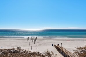 On the beach, sun loungers - CRYSTAL SANDS, 2 BR, Gulf Front, Renovated, Beach Service, Pool, Grill (Destin)