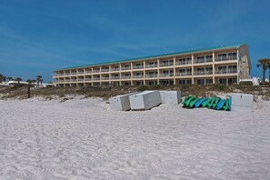 Exterior - CRYSTAL SANDS, 2 BR, Gulf Front, Renovated, Beach Service, Pool, Grill (Destin)