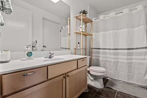 Secadora de cabello, toallas, jabón, papel de baño