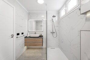 Shower, towels - Vacation Villa 'Atlantico' with Sea View, Wi-Fi and Air Conditioning (Candelaria)