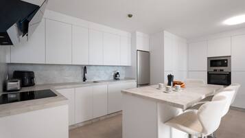 Jääkaappi, mikroaaltouuni, uuni, liesi