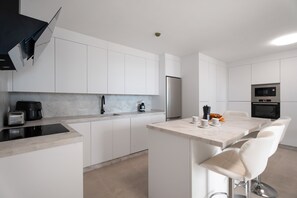 Jääkaappi, mikroaaltouuni, uuni, liesi