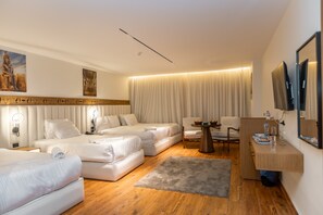 Family Studio, Multiple Beds | 1 bedroom, in-room safe, desk, laptop workspace