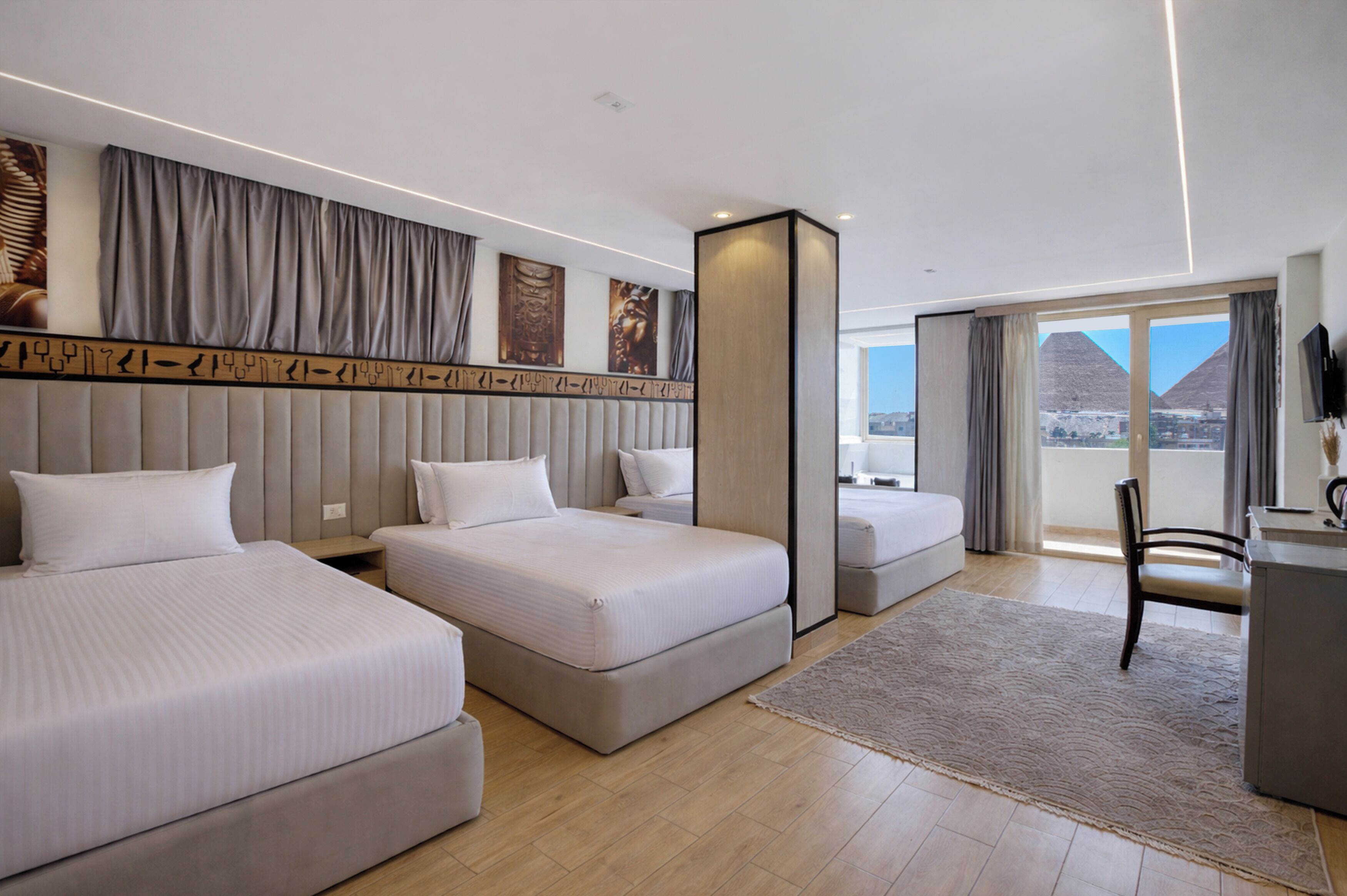 Family suite balcony PyramidView jacuzzi | 埃及棉床单、高档床上用品、加厚床垫、迷你吧