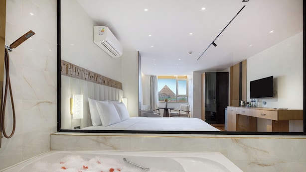 Deluxe suite with pyramids view/jacuzzi | Bộ trải giường bằng vải cotton Ai Cập, bộ đồ giường cao cấp 