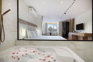 Deluxe suite with pyramids view/jacuzzi | Sengetøy i egyptisk bomull og sengetøy av topp kvalitet