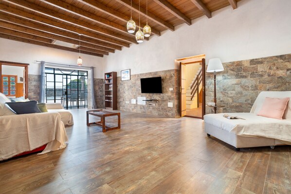 TV - Holiday Home 'Casa La Caldereta' with Mountain Views, Private Pool and Wi-Fi (Guatiza)