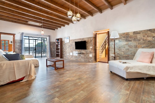 Holiday Home 'Casa La Caldereta' with Mountain Views, Private Pool and Wi-Fi