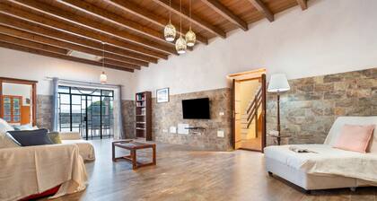 Holiday Home 'Casa La Caldereta' with Mountain Views, Private Pool and Wi-Fi