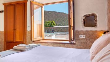 4 slaapkamers, een strijkplank/strijkijzer, gratis wifi, beddengoed