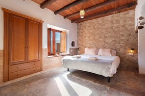 4 bedrooms, iron/ironing board, free WiFi, bed sheets