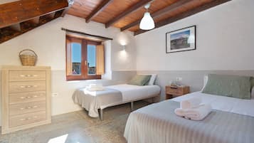4 bedrooms, iron/ironing board, free WiFi, bed sheets