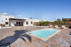 Pool - Holiday Home 'Casa La Caldereta' with Mountain Views, Private Pool and Wi-Fi (Guatiza)