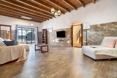 Holiday Home 'Casa La Caldereta' with Mountain Views, Private Pool and Wi-Fi