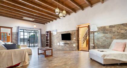 Holiday Home 'Casa La Caldereta' with Mountain Views, Private Pool and Wi-Fi