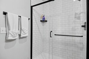 Dusche, Haartrockner, Handtücher, Seife