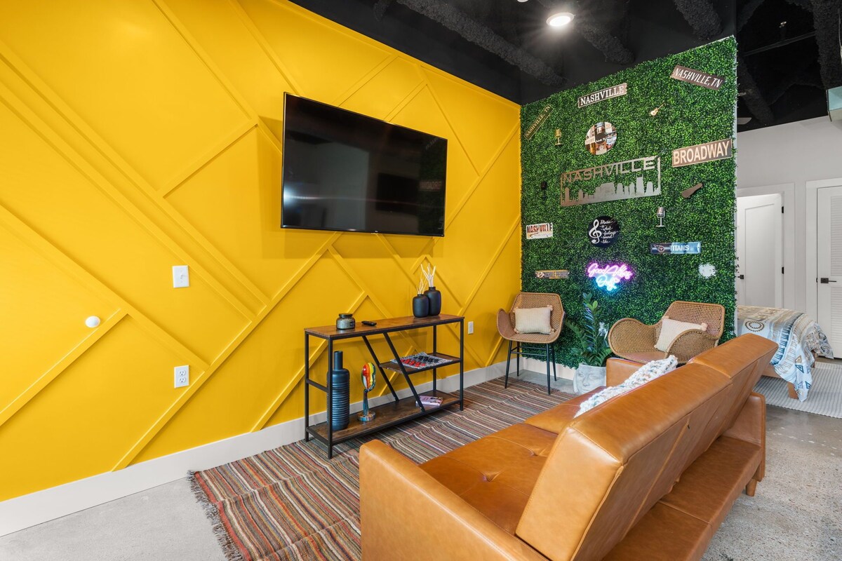 A Vibrant & Chic Studio 8 min from Broadway