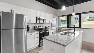 Een koelkast, een magnetron, een oven, een kookplaat