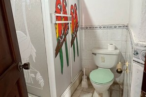 Een douche, handdoeken, zeep, toiletpapier