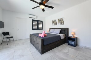 3 chambres, coffres-forts dans les chambres, fer et planche à repasser