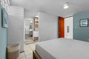 5 bedrooms, desk, iron/ironing board, travel cot