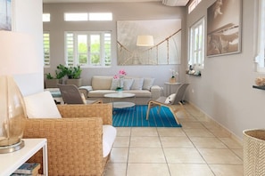 Télévision, table de tennis de table, chaîne hi-fi