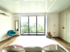 Căn hộ Deluxe, ban công, quang cảnh thành phố | 1 phòng ngủ, két bảo mật tại phòng, màn/rèm cản sáng