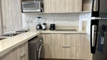 Deluxe Apartment, Balcony, City View | Private kitchen