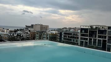 Departamento Deluxe, balcón, vista a la ciudad | Terraza o patio