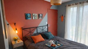 Un dormitorio moderno con una cama, una mesita de noche y una lámpara de pared.