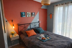 4 bedrooms, desk, WiFi, bed sheets