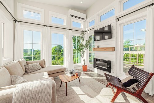 Great Views near Downtown! Work Remote or Couples Retreat