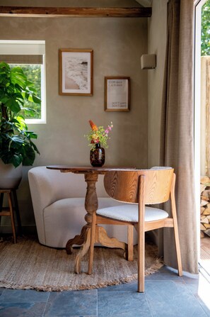 Hytte – superior, terrasse | Oppholdsområde | En 60-centimeters LCD-TV med digitale kanaler samt Netflix