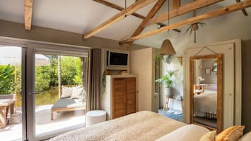 Superior Cabin, Patio | 1 bedroom, laptop workspace, free WiFi