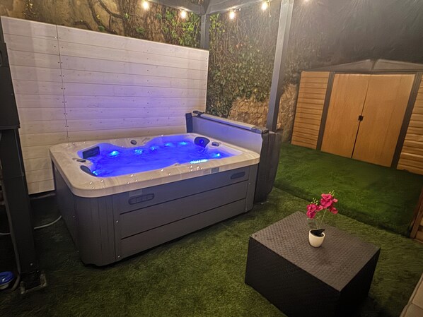 Indoor spa tub