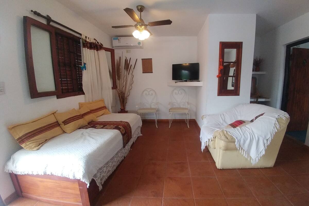 Appartamento Deluxe, balcone, vista collina | Area soggiorno