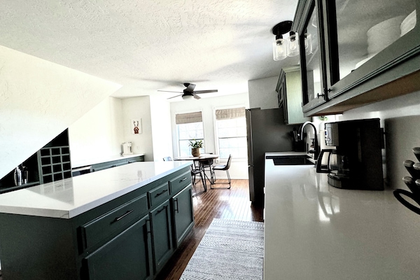 Een magnetron, een oven, een kookplaat, een vaatwasser