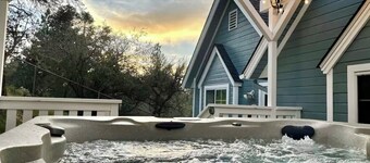 Luxury Treehouse Cabin with Jacuzzi and stunning views!