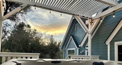 Luxury Treehouse Cabin with Jacuzzi and stunning views!