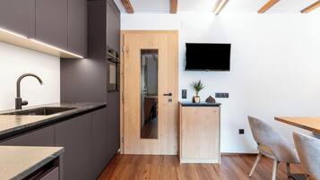 Kjøleskap, ovn, kokeplater og oppvaskmaskin