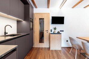 Frigorífico, horno, placa de cocina y lavavajillas