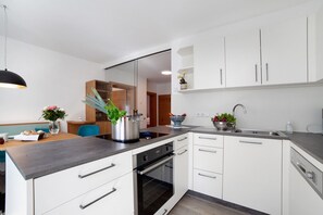 Fridge, oven, stovetop, dishwasher